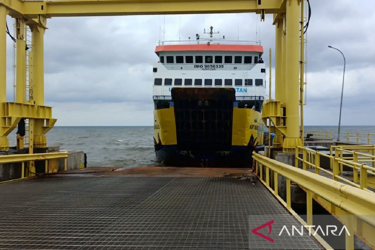 Cuaca buruk, kapal feri lintasan Situbondo-Madura tertahan dua hari