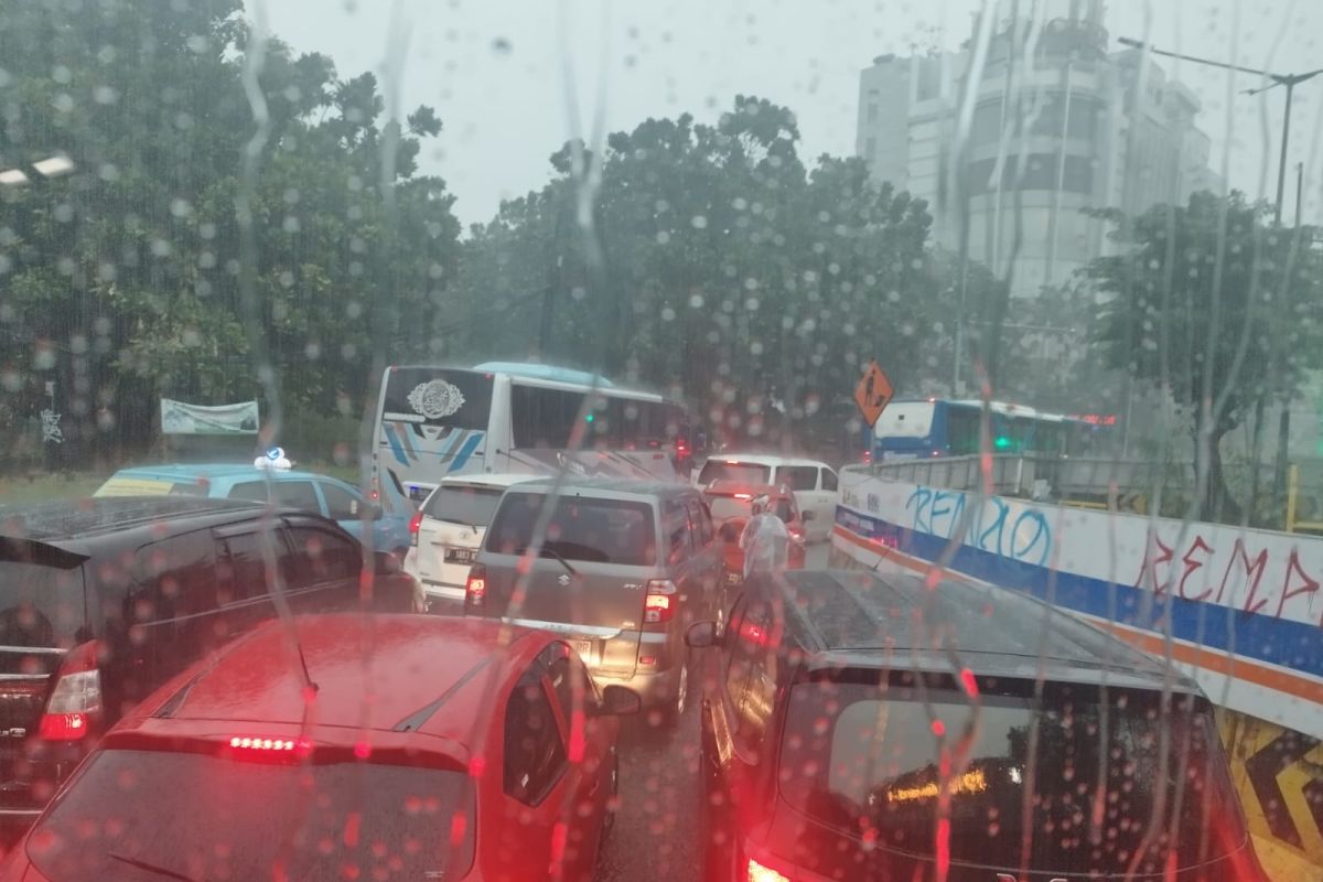 Daftar layanan Mikrotrans yang terdampak banjir pada Senin Pagi