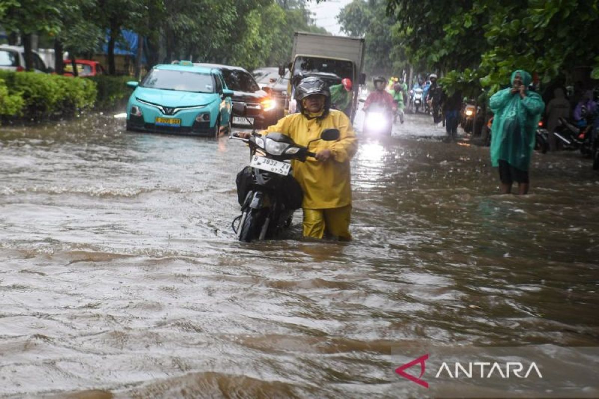 Senin siang, 22 RT dan 33 ruas jalan di Jakarta terendam banjir