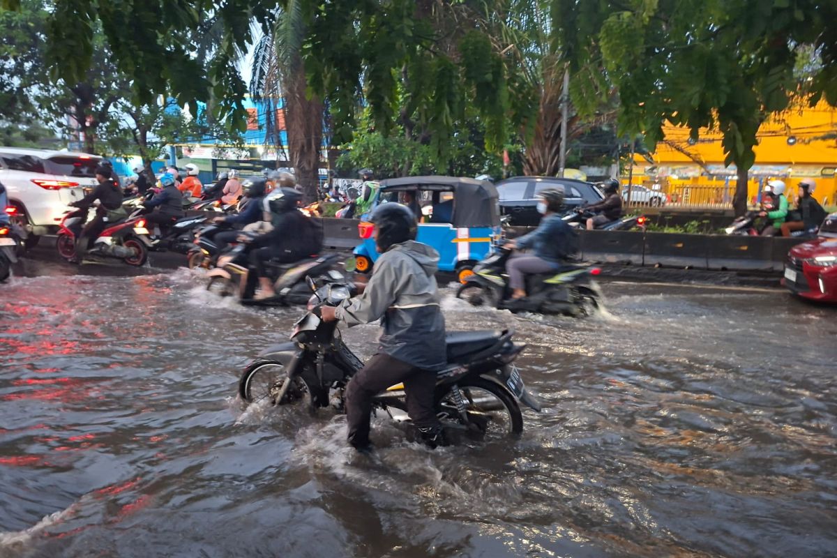 Banjir di Jalan Daan Mogot Jakbar kian berlarut, ini penyebabnya