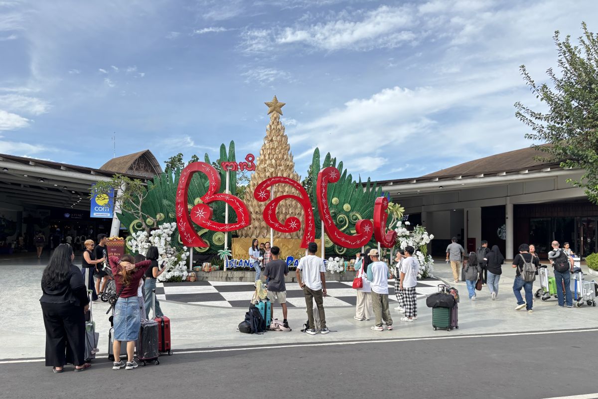 Penumpang internasional Bandara Ngurah Rai 2025 capai 63 persen