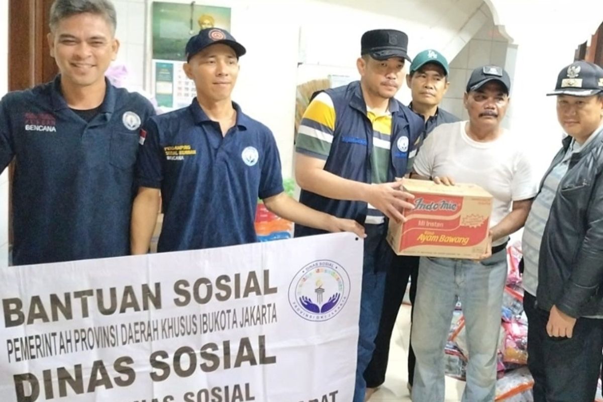 Sudinsos-BPBD salurkan bantuan bagi korban kebakaran di Tambora Jakbar