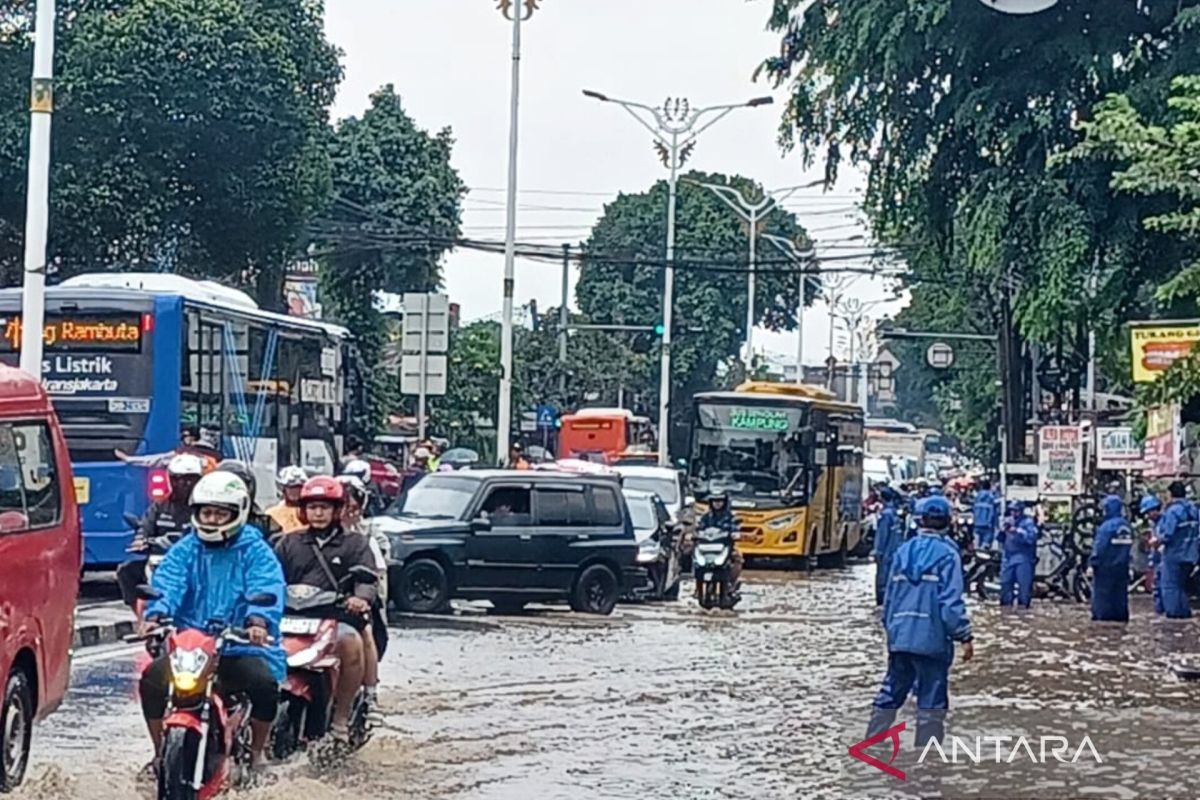 Banjir di Jakarta semakin meluas, kini 57 RT dan 39 jalan terendam