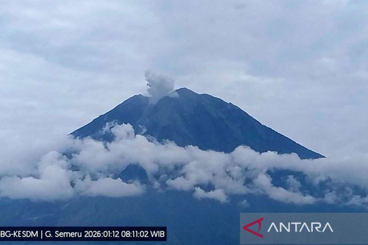 Gunung Semeru empat kali erupsi pada Senin pagi