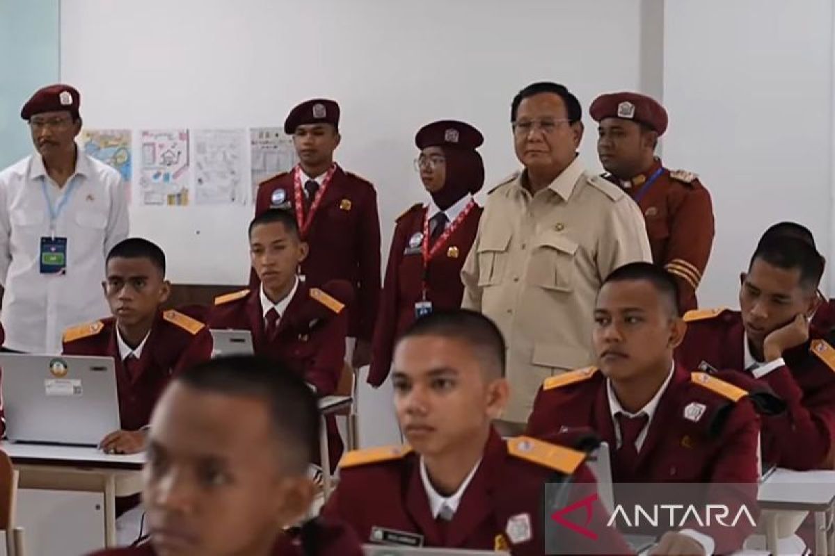 Tiba di Banjarbaru, Prabowo resmikan 166 Sekolah Rakyat