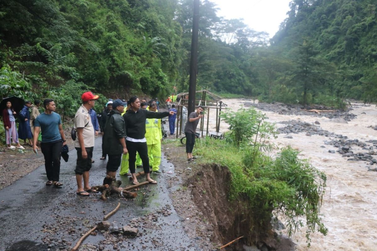 Akses ke Desa Tempur Jepara mulai terbuka, listrik kembali menyala
