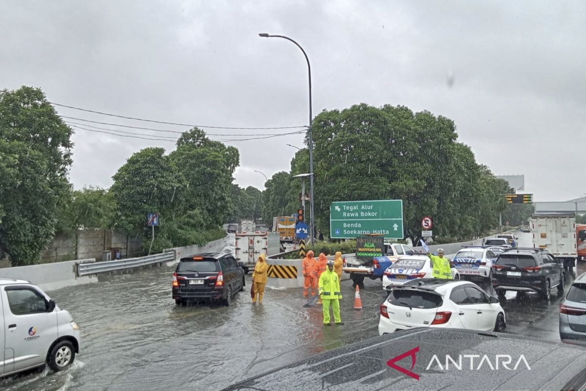 Masih tergenang, polisi sebut tol arah Bandara Soetta tersendat