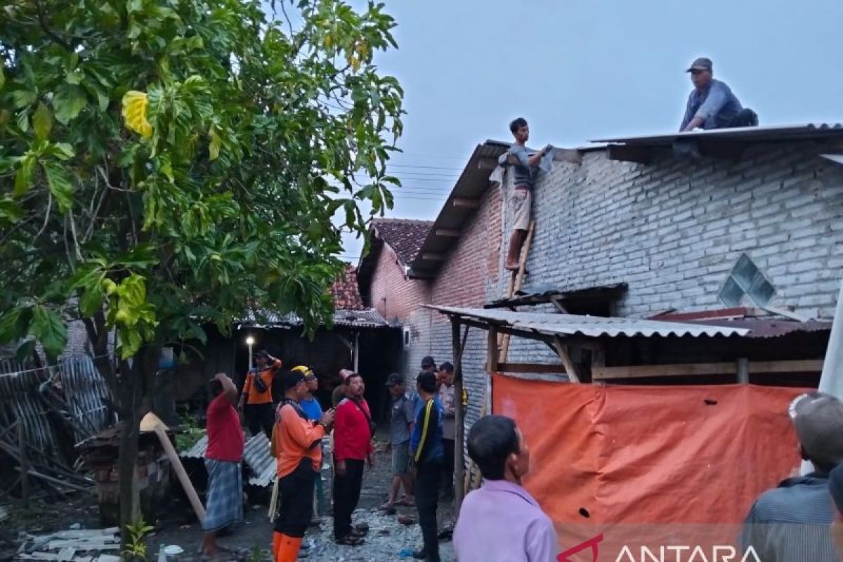 Rumah warga porak-poranda diterjang angin puting beliung