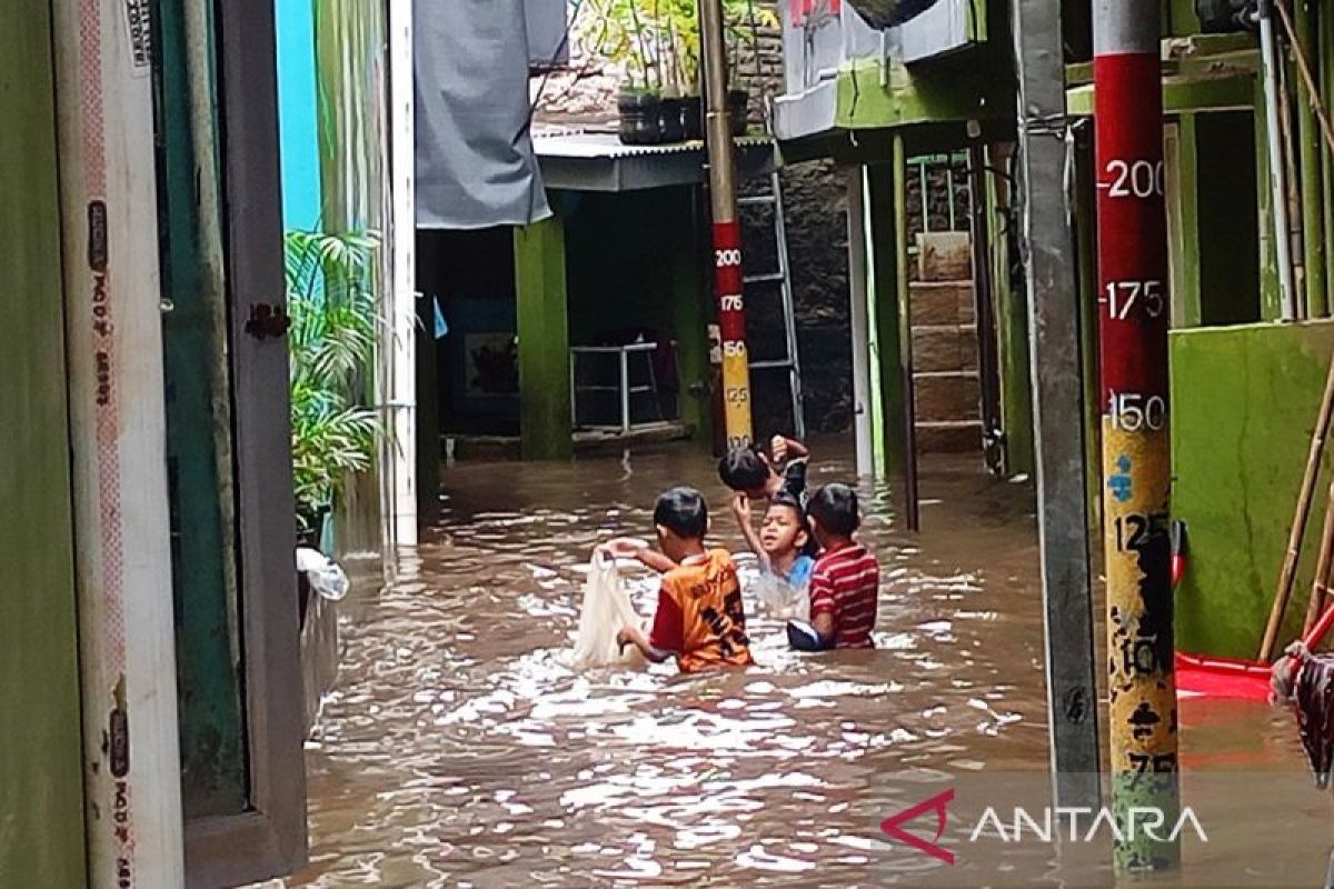 Senin malam, banjir Jakarta terus meluas