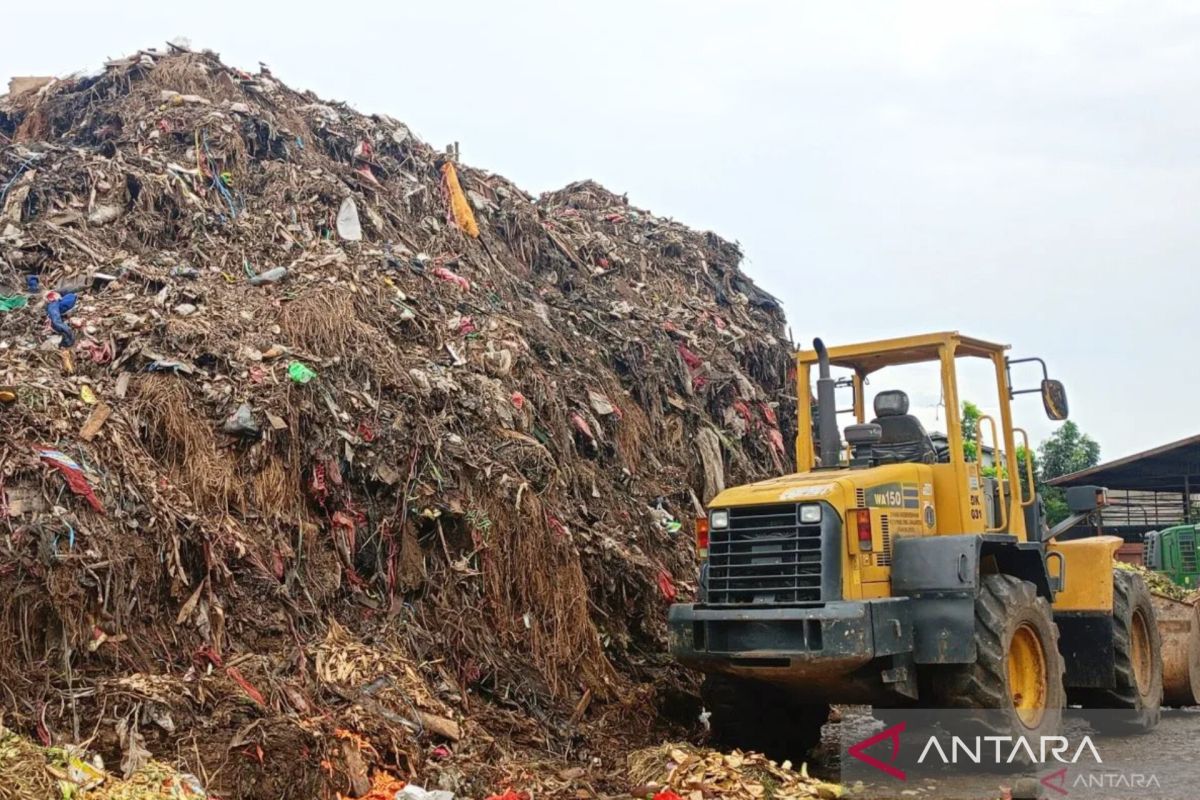 Sudin LH prioritaskan angkut sampah lama di Pasar Induk Kramat Jati