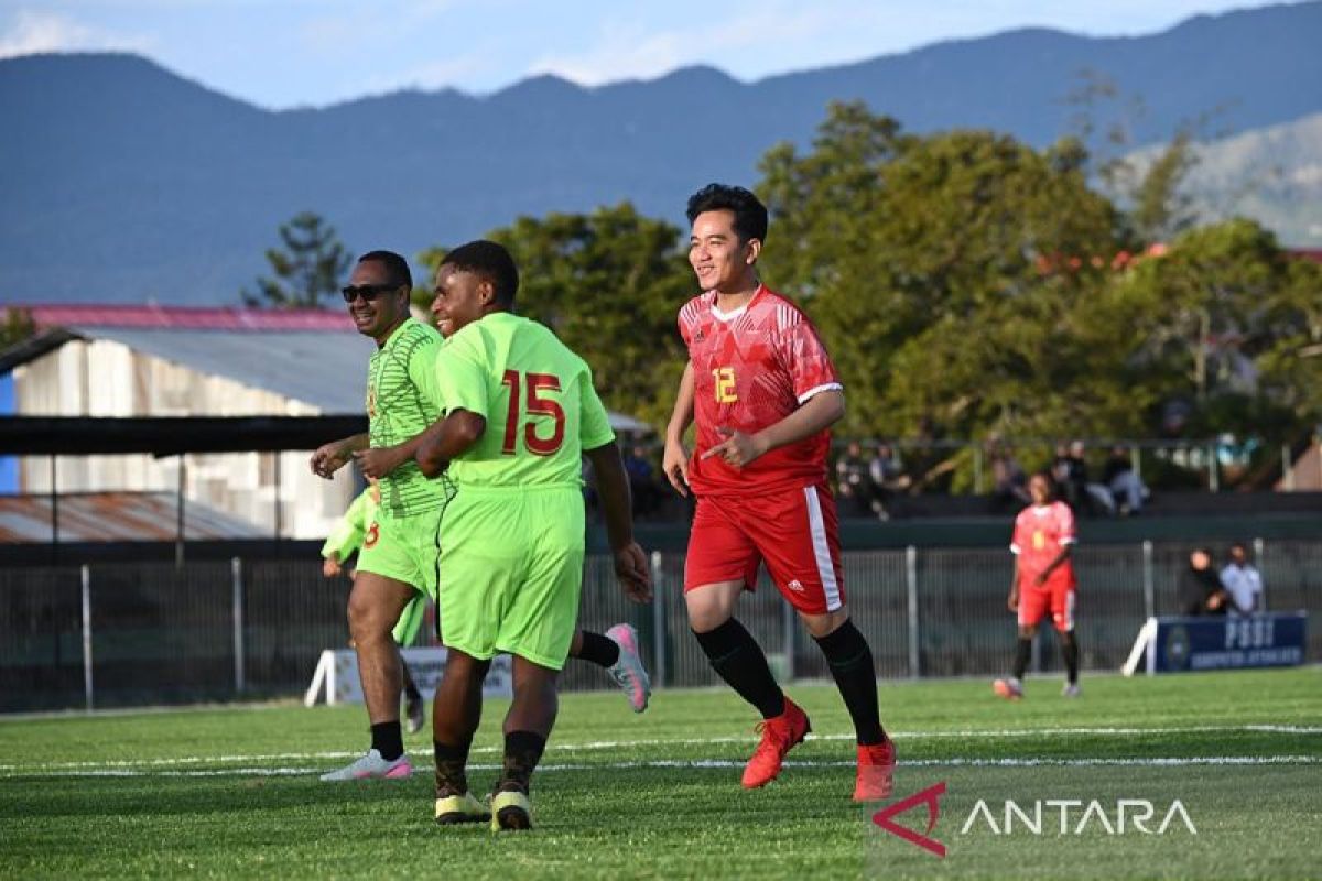 Gibran main sepak bola bersama anak-anak Wamena Papua, cetak tiga gol