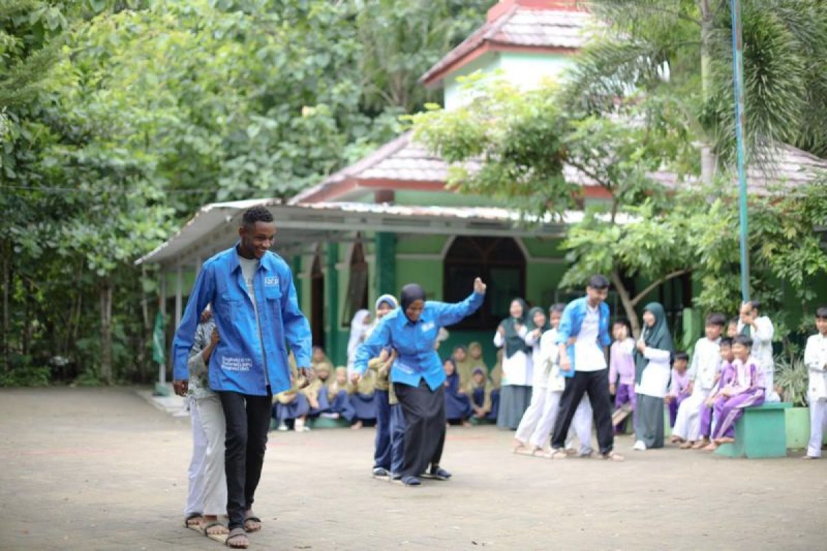 Mahasiswa asing UMS semangat berinteraksi dengan siswa SD