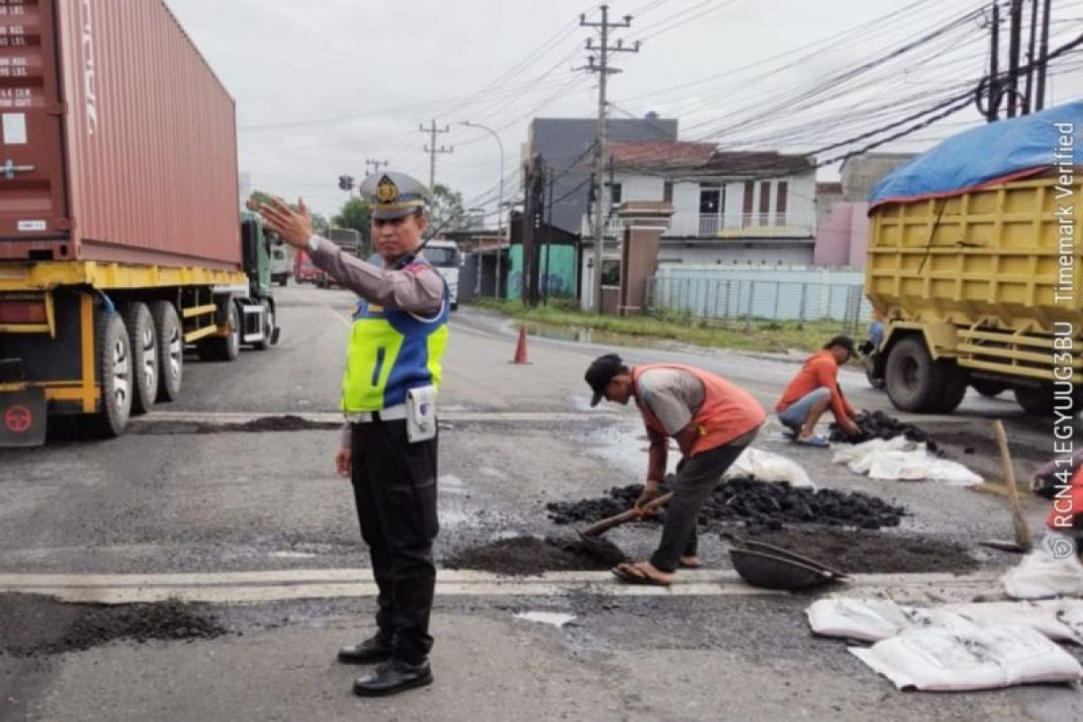 Polres Kudus atur lalu lintas untuk mendukung perbaikan jalan pascabanjir