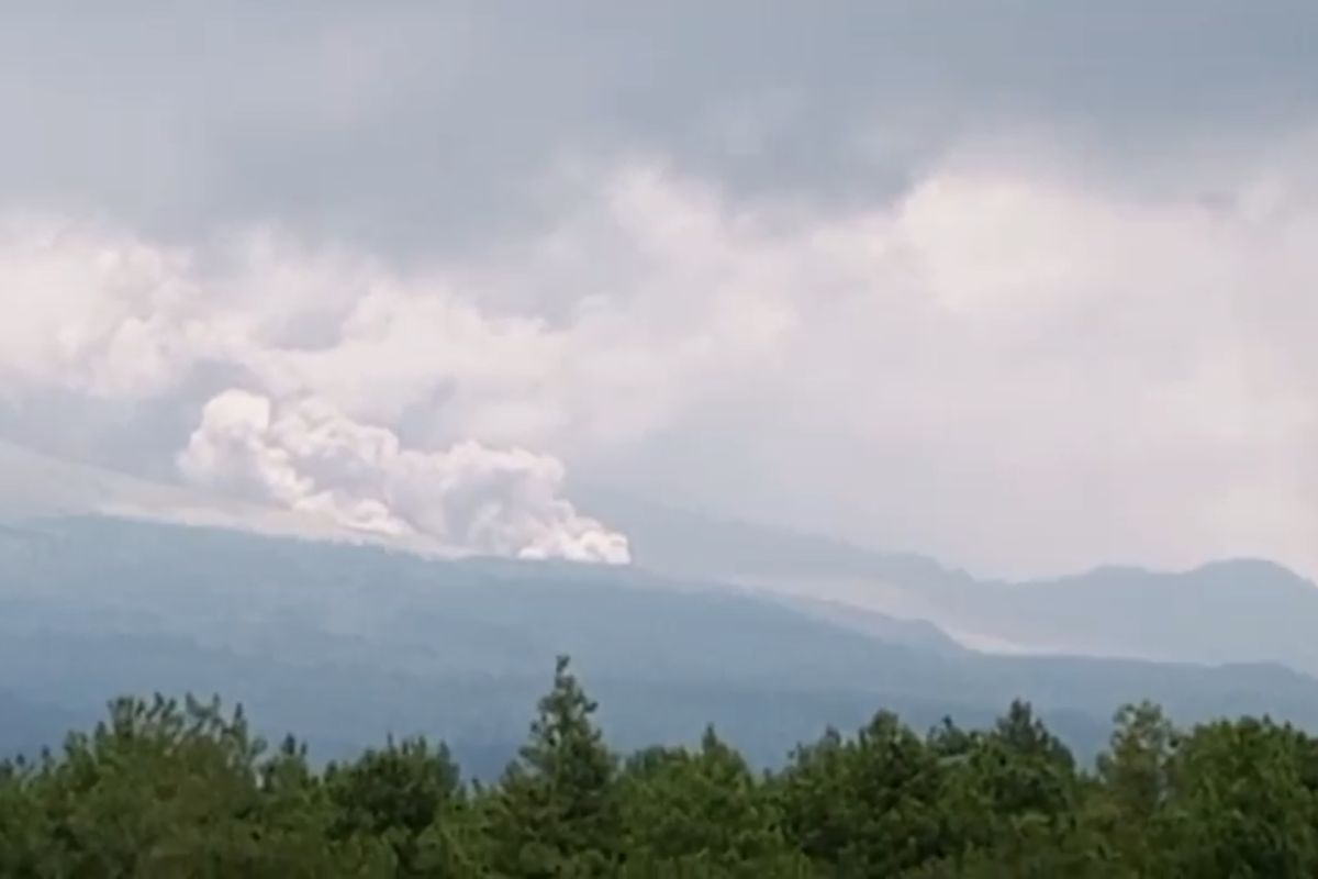 Gunung Semeru kembali luncurkan APG dan banjir lahar hujan