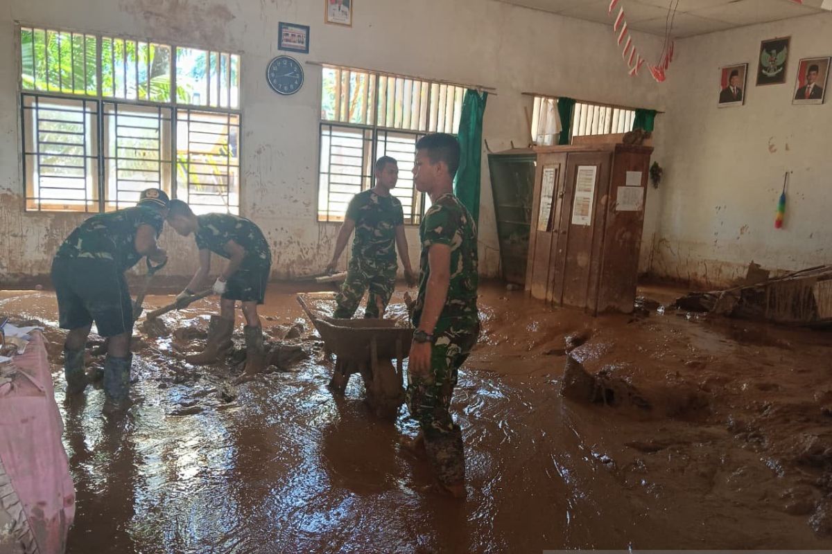 TNI AD kerahkan prajurit bersihkan sekolah di lokasi bencana di Sumut