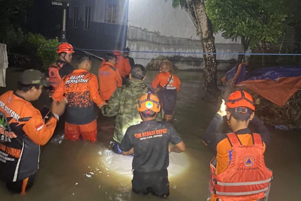 Puluhan rumah di Desa Ampel Jember terendam banjir hingga 1 meter