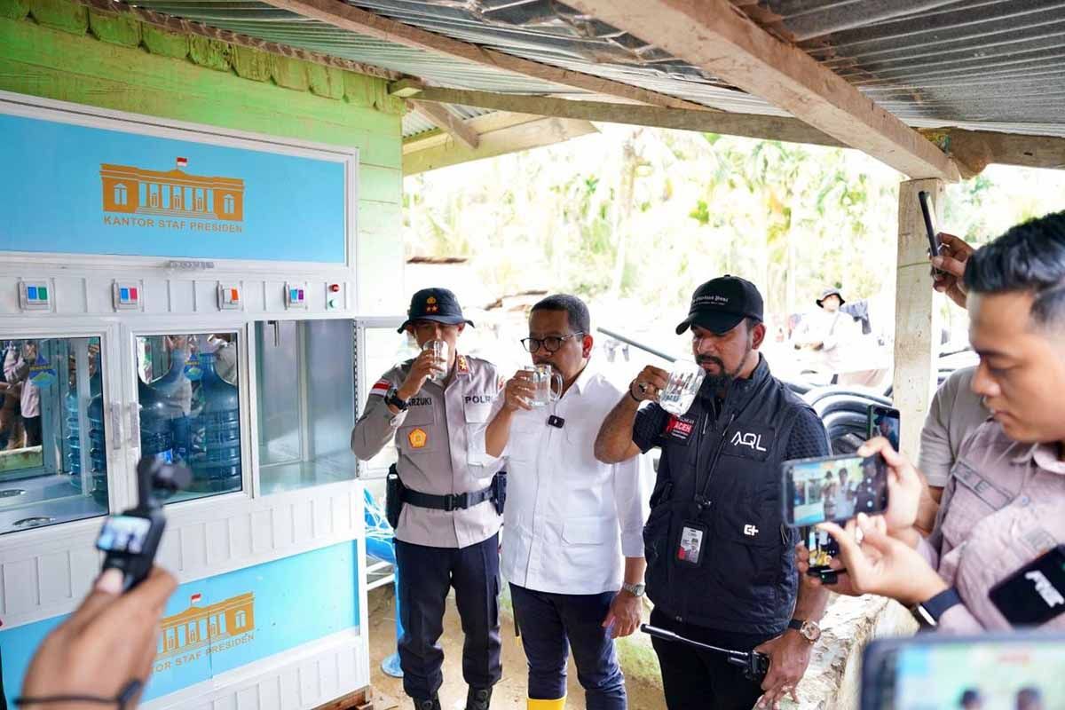 Kastaf Kepresidenan serahkan penjernih air untuk korban bencana Aceh