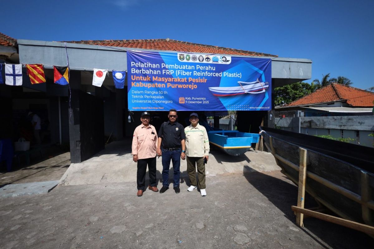 Sekolah Vokasi Undip dan PT NDS gelar pelatihan pembuatan perahu fiber untuk warga pesisir