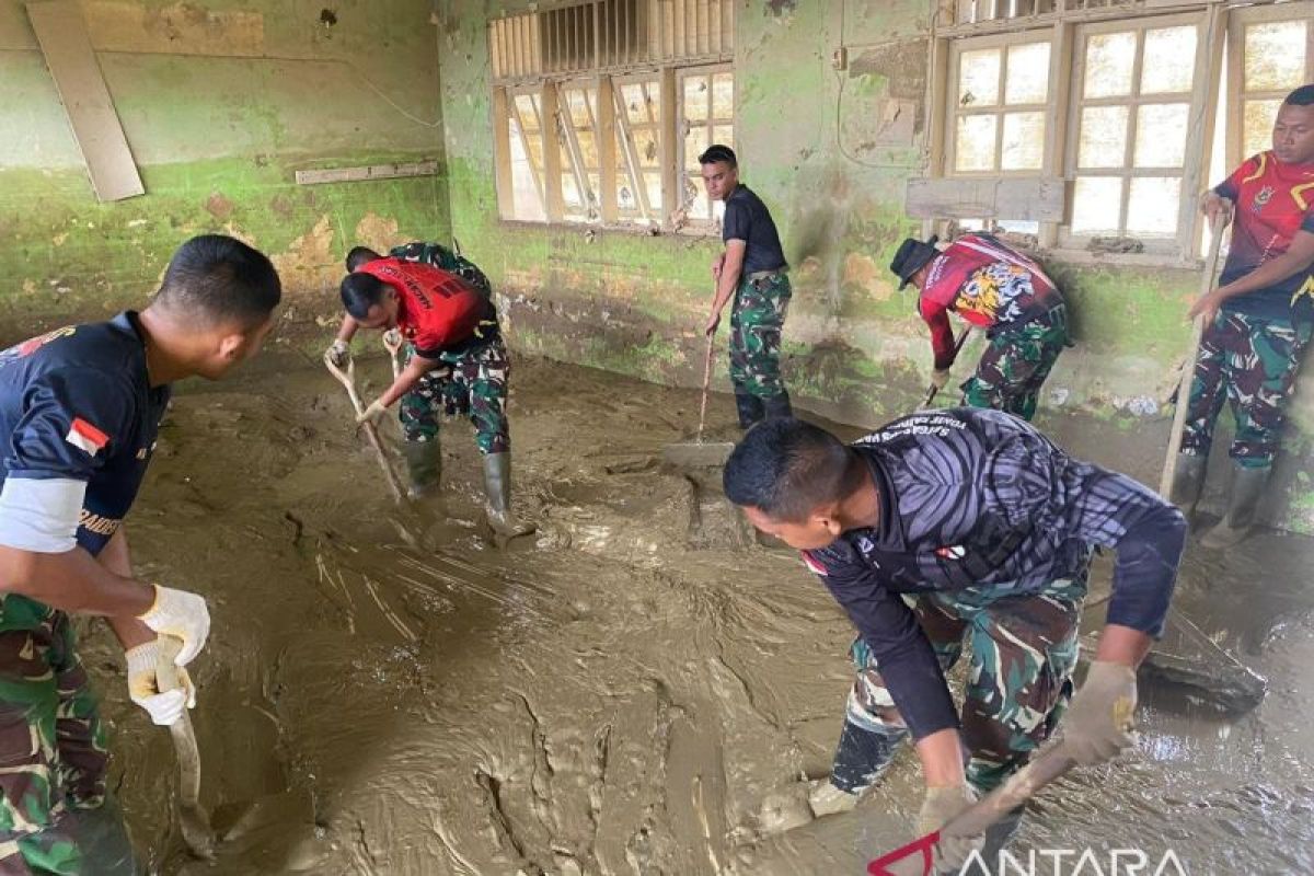 TNI bersihkan sekolah-sekolah yang diselimuti lumpur di Aceh Tamiang