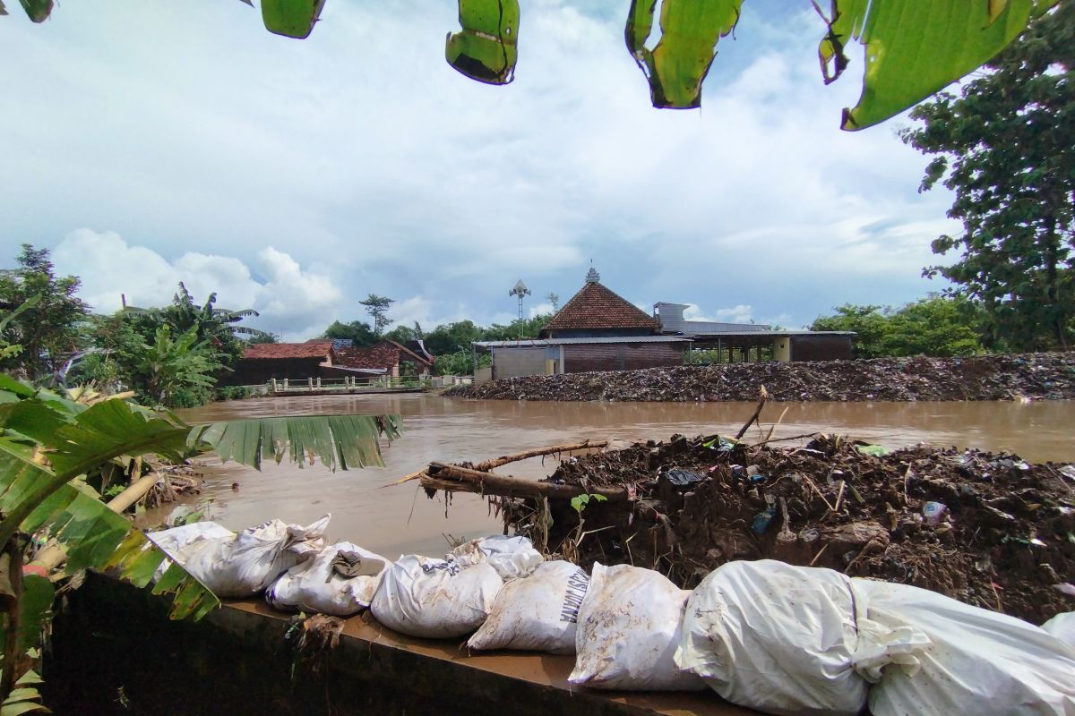 Warga Golantepus Kudus gotong royong tangani tanggul jebol