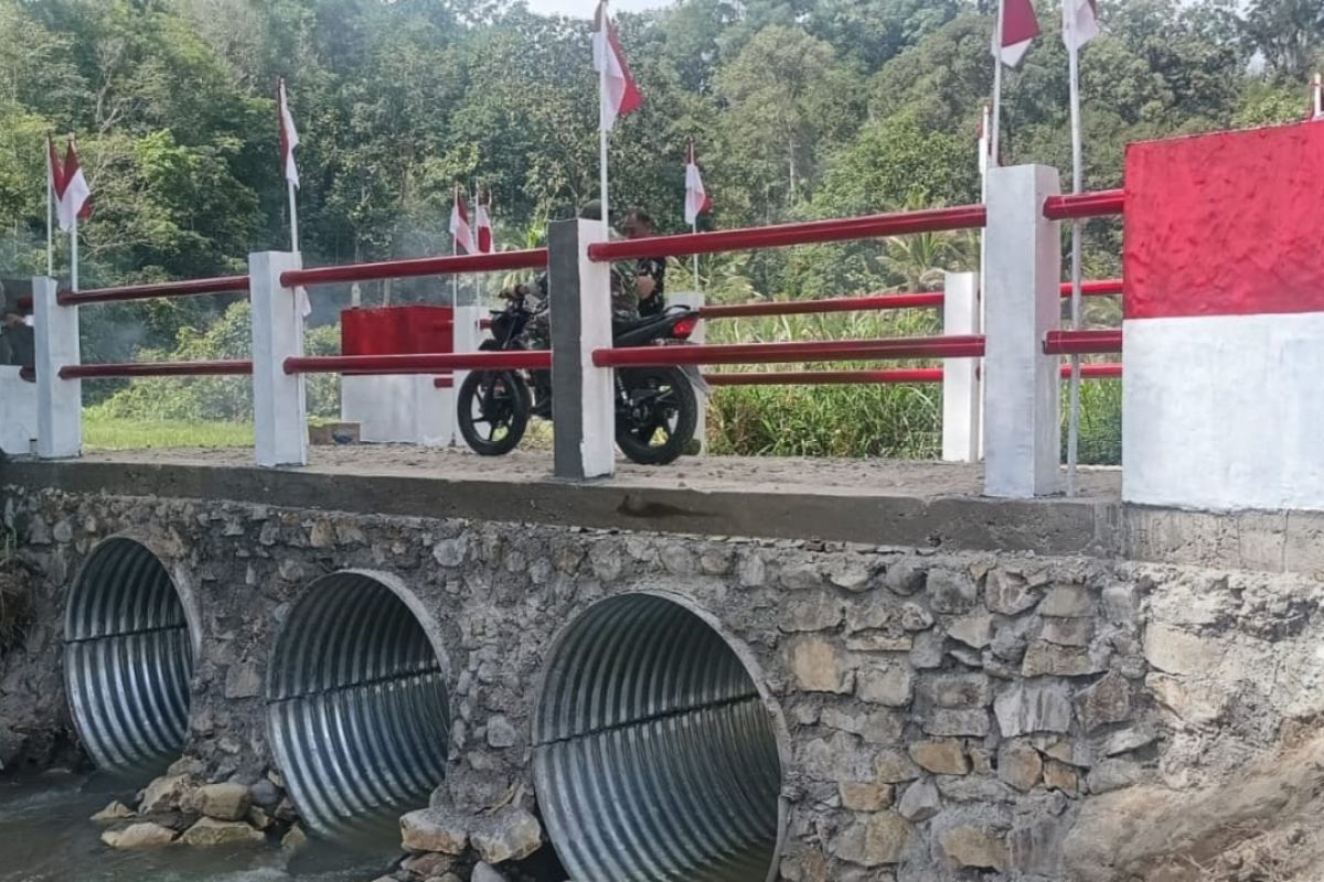 TNI rampungkan jembatan armco permudah akses warga di Tapanuli Utara