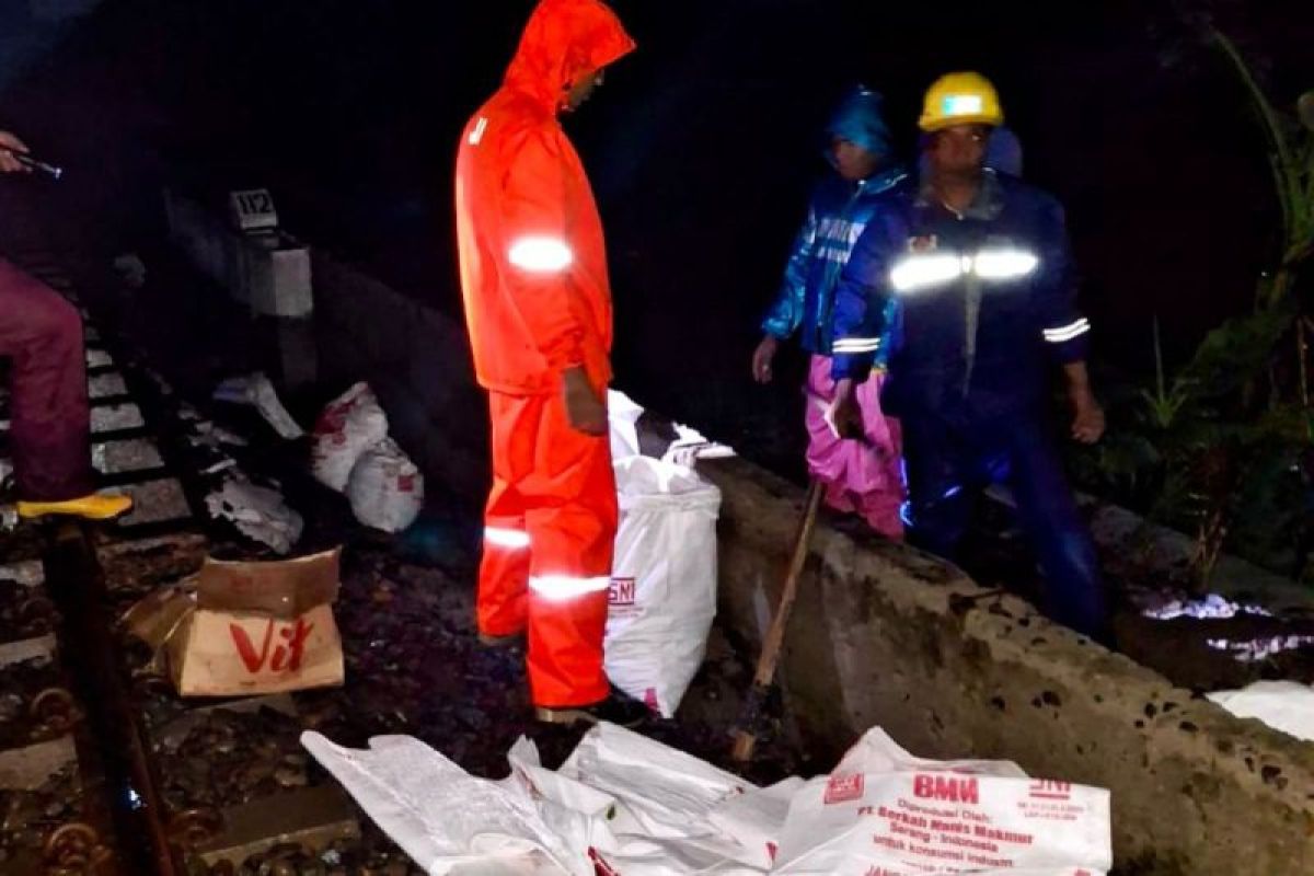 Perjalanan KA Pantura Jateng sempat terganggu luapan air di Kendal