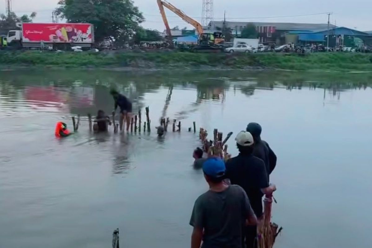 Tanggul Sungai Kalimalang jebol, 400 KK di Karawang terdampak banjir