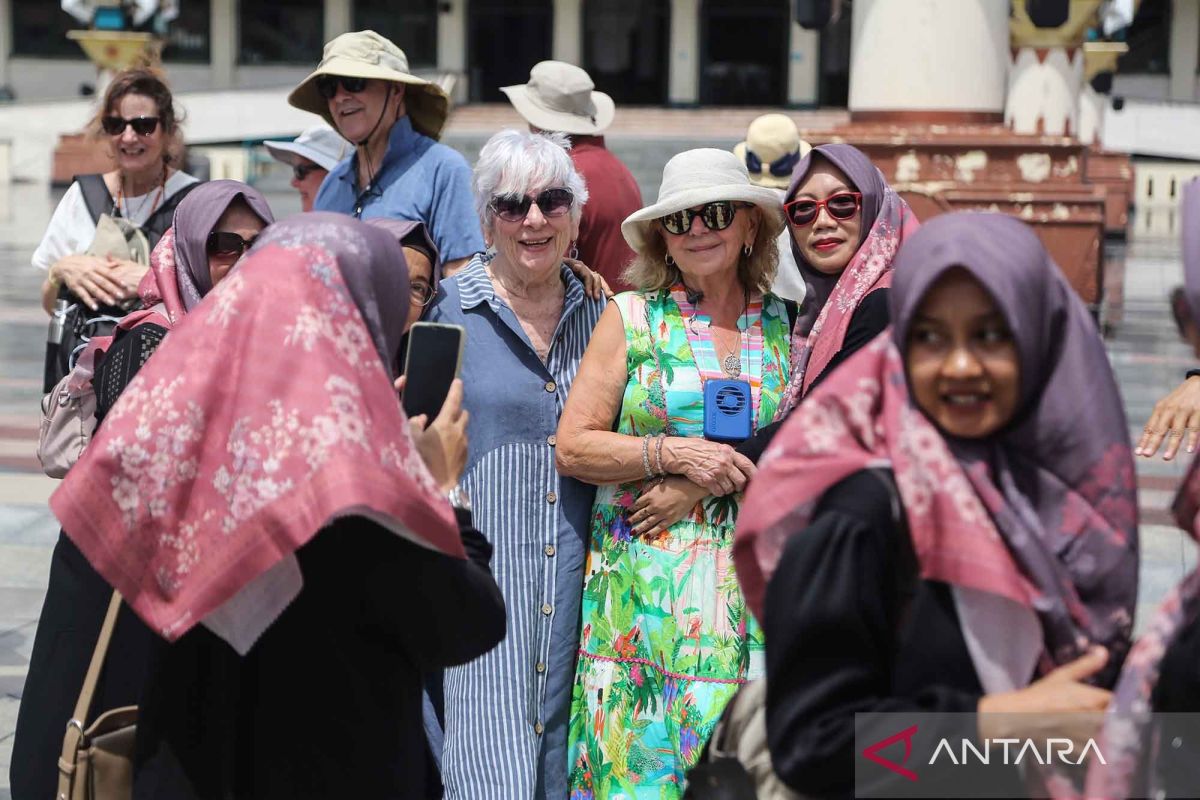 Dua kapal pesiar merapat di Jateng, ribuan turis jelajahi objek wisata unggulan di Semarang