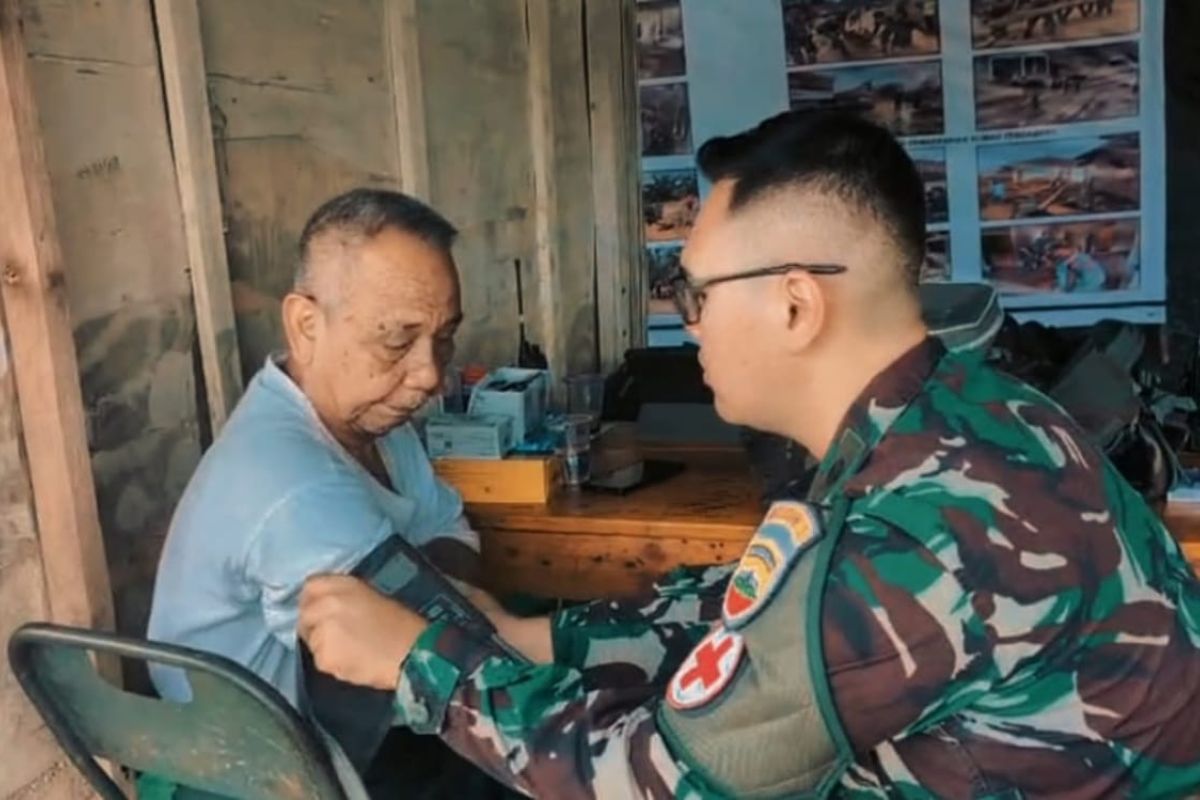 TNI intensifkan layanan kesehatan warga terdampak di tiga kabupaten