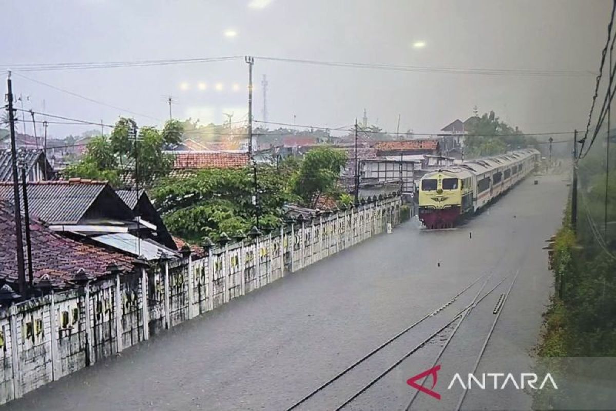 145 penumpang KA Ciremai dialihkan ke KA Harina imbas banjir Pantura