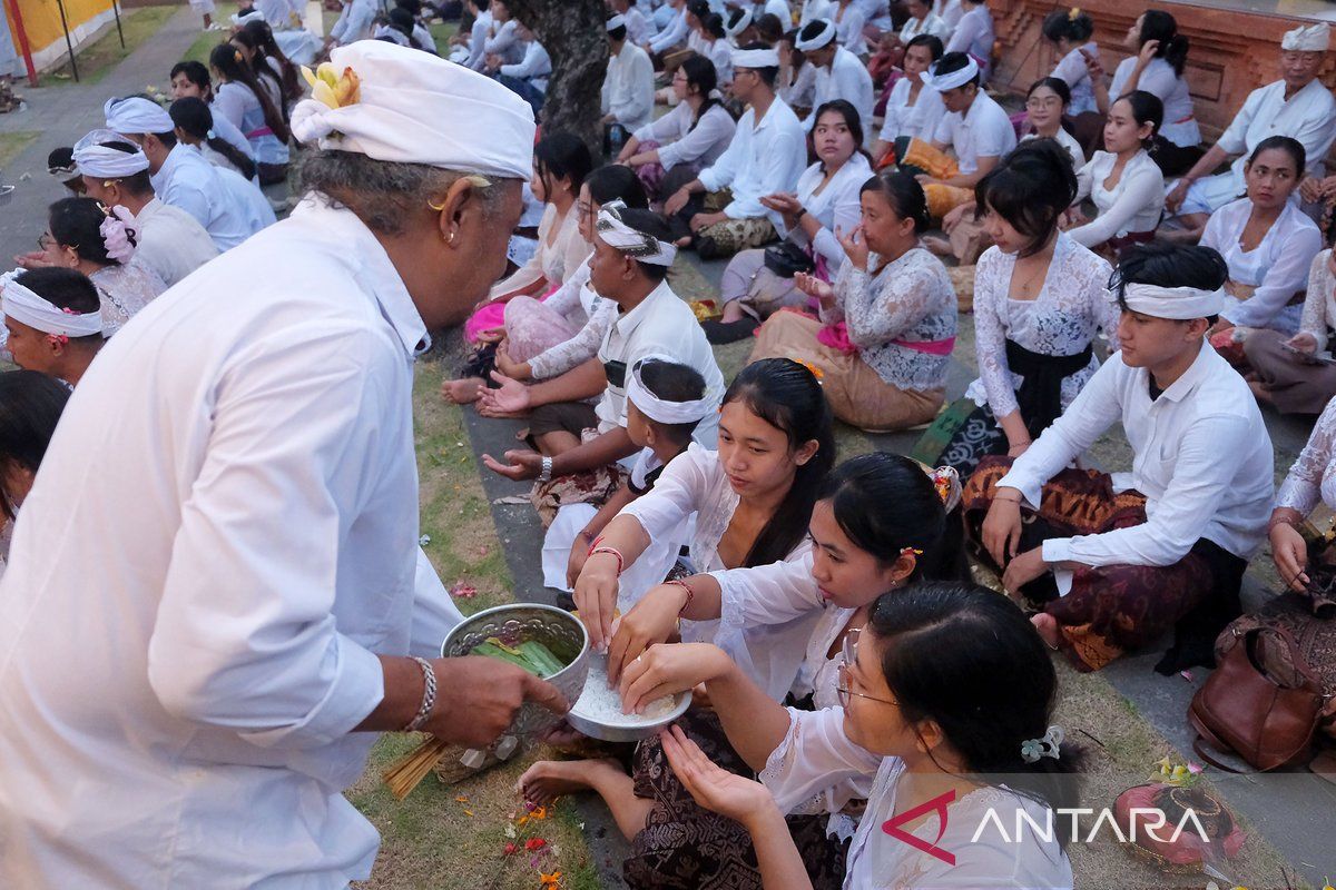 Hari Suci Siwaratri di Pura Agung Jagatnatha, umat Hindu lakukan perenungan diri dan doa