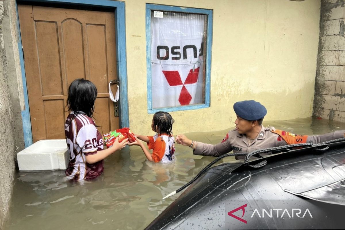 Brimob Polda Metro Jaya evakuasi warga terdampak banjir di Cakung
