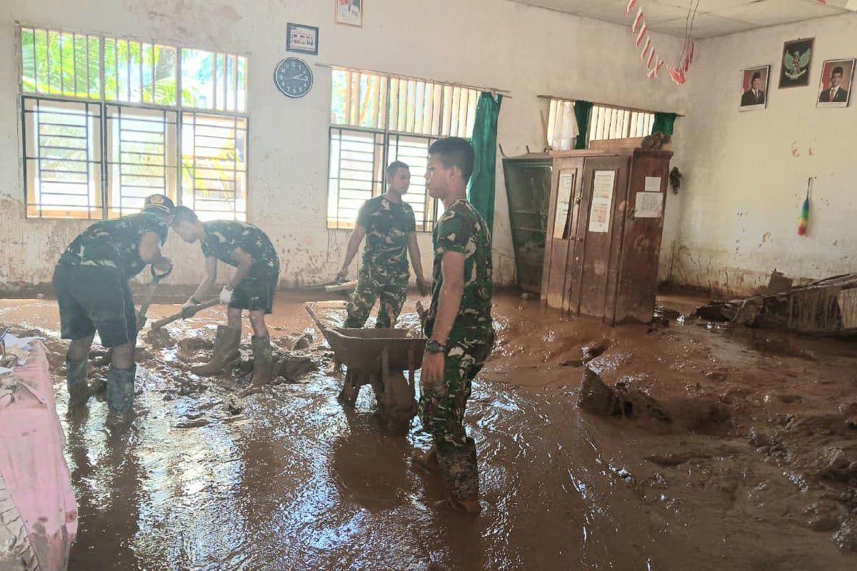 TNI intensifkan pembersihan SDN di Tapteng percepat aktivitas belajar