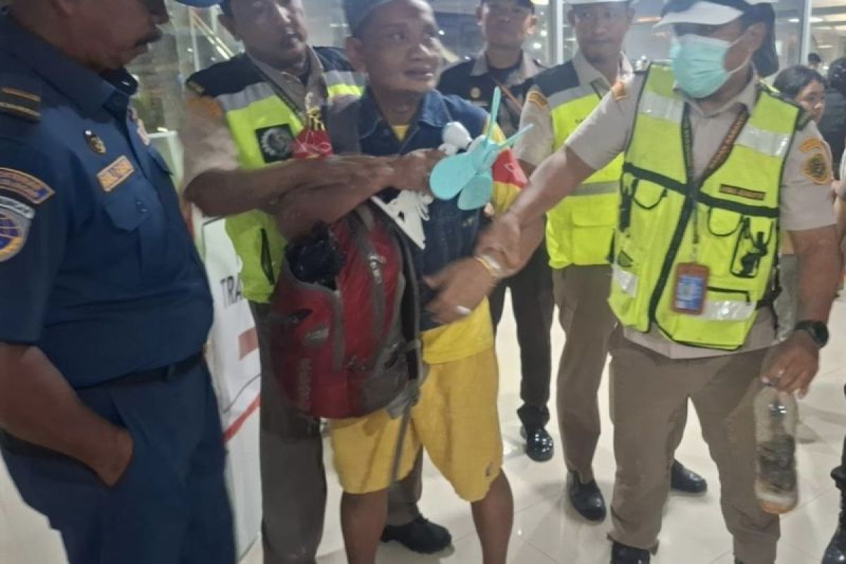 Karantina Sulsel amankan dua nuri ilegal asal Sorong