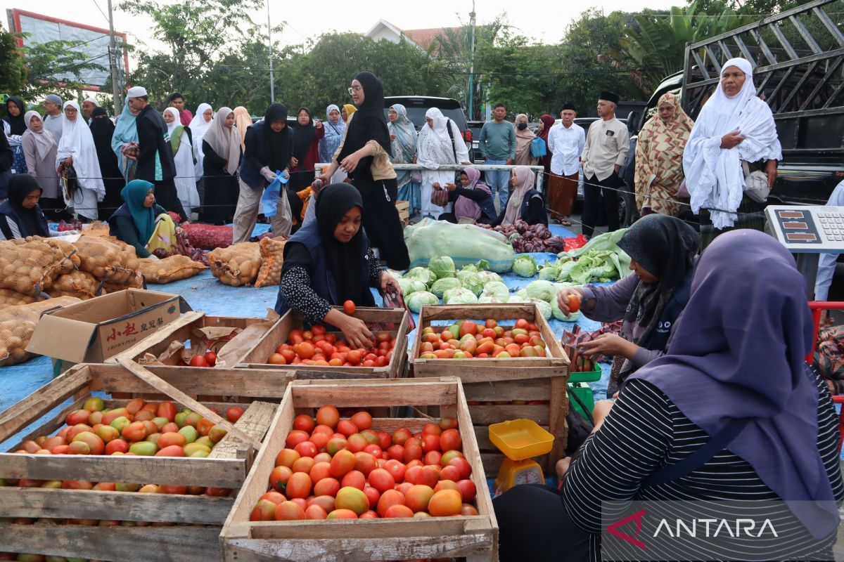 Bazar sayuran di masjid untuk membantu petani terdampak banjir di Aceh