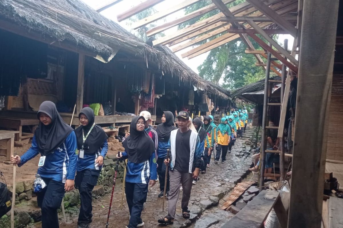 Wisatawan padati kawasan pemukiman Badui manfaatkan libur Isra Mikraj