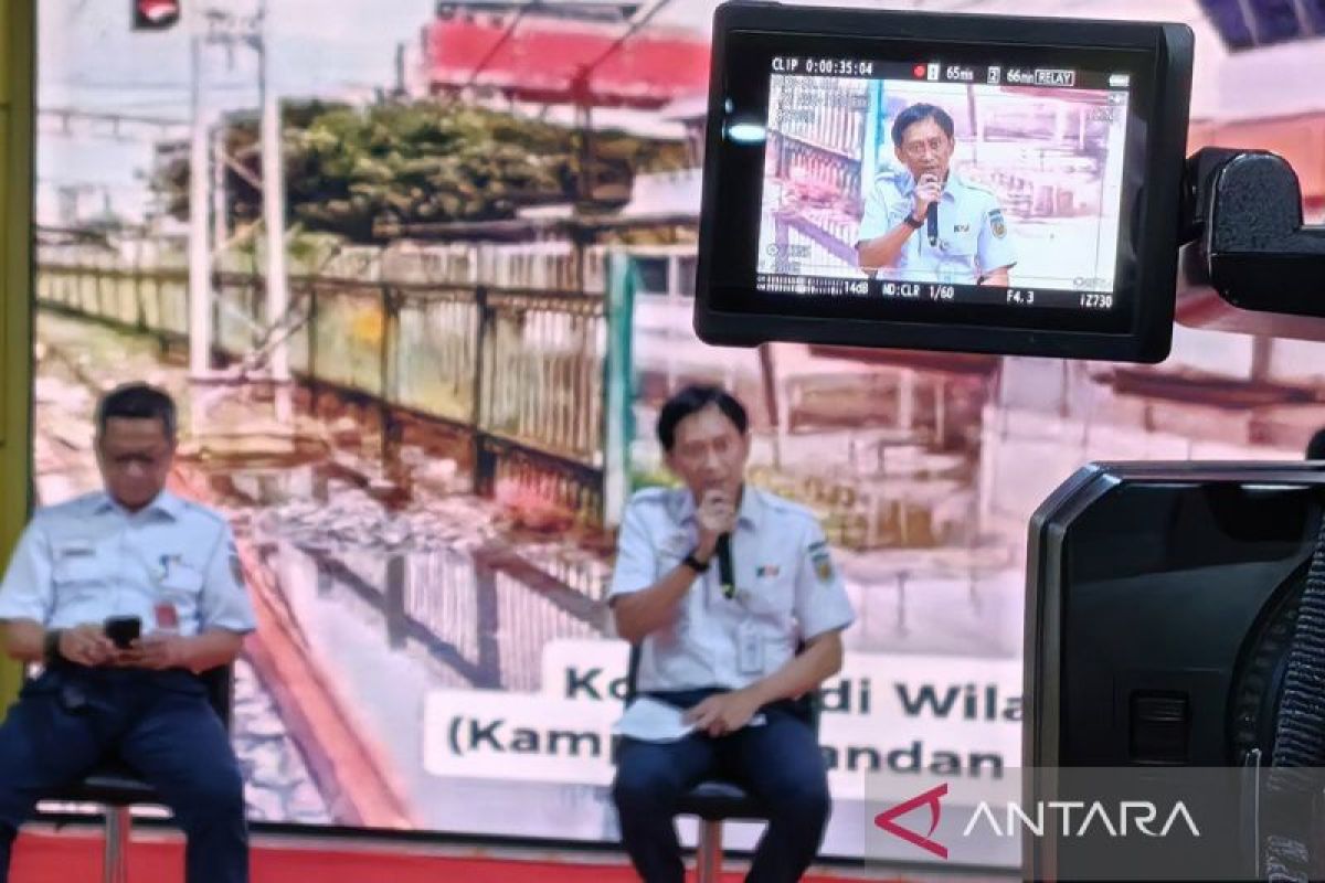 Tanggul jebol dan air pasang akibatkan 82 perjalanan KA dibatalkan