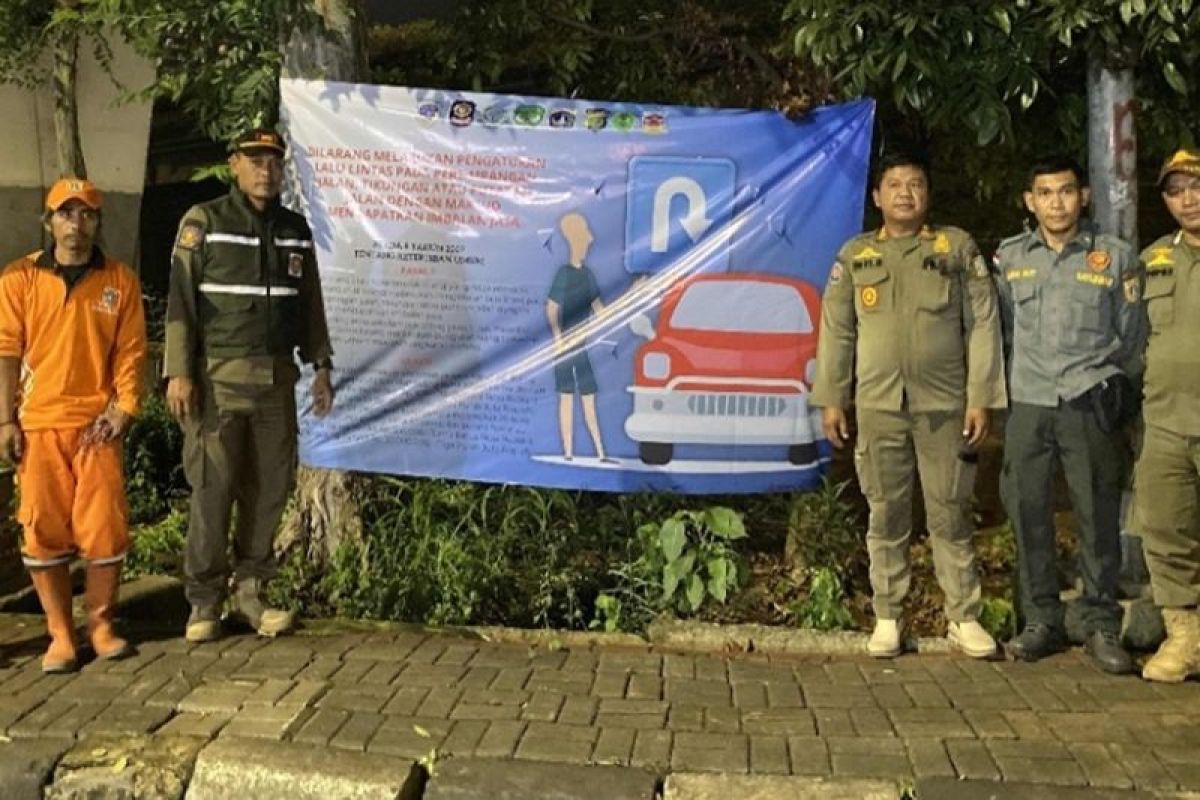 Satpol PP-Dishub Jakbar jaga exit Tol Rawa Buaya cegah "Pak Ogah"