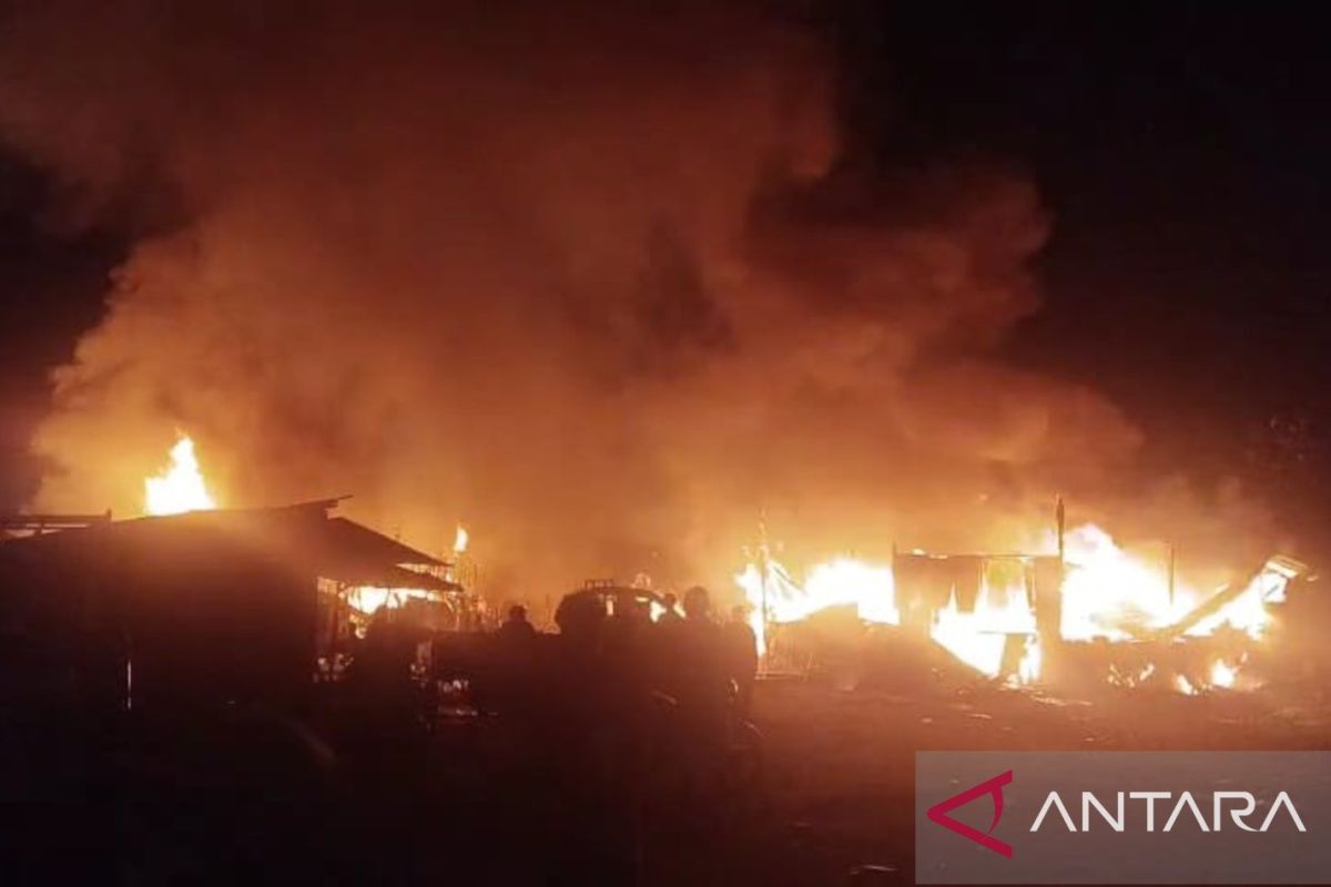 Damkar kerahkan tujuh mobil padamkan kebakaran gudang di Kendari