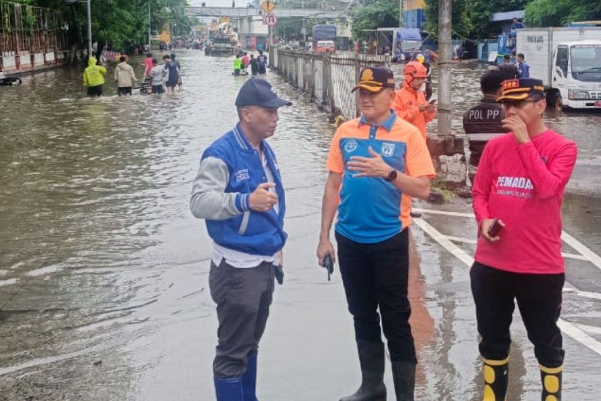 Sudinhub Jakut sebar petugas atur lalu lintas di lokasi banjir 