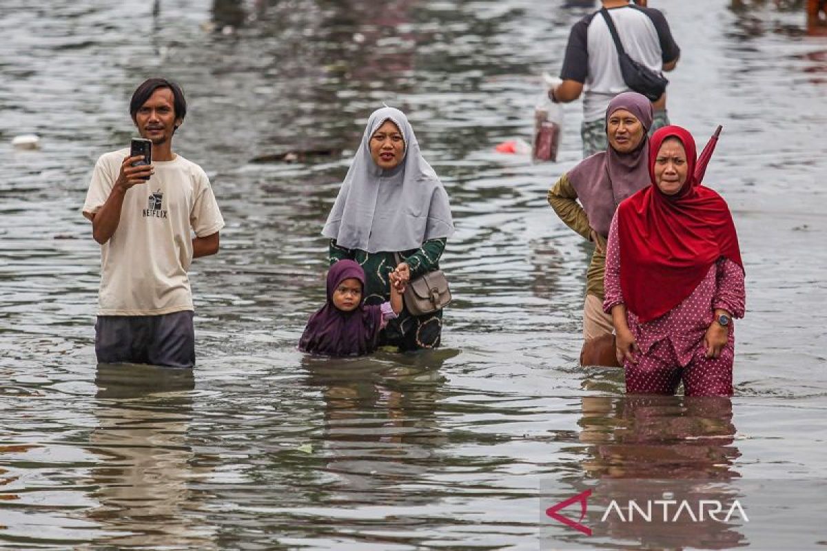 815 orang ngungsi akibat banjir Bekasi, Mensos kirim bantuan logistik