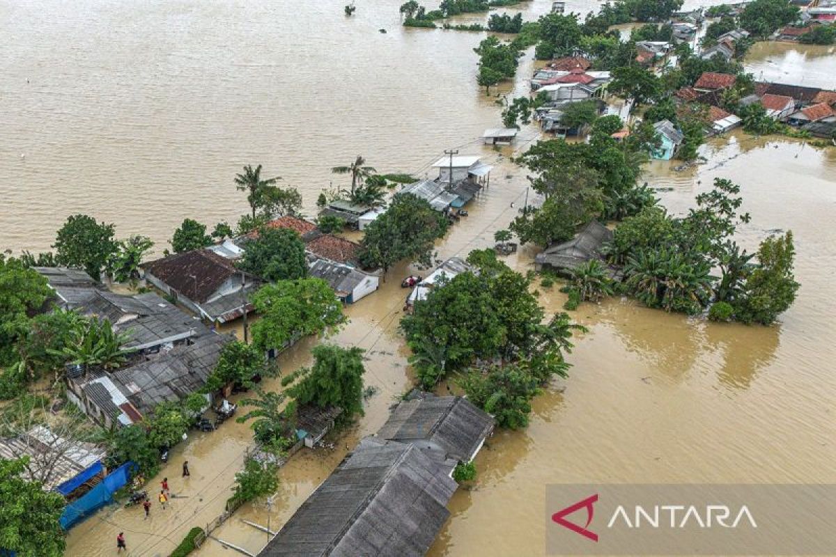 Dua sungai besar meluap, banjir di Karawang meluas hingga 26 desa