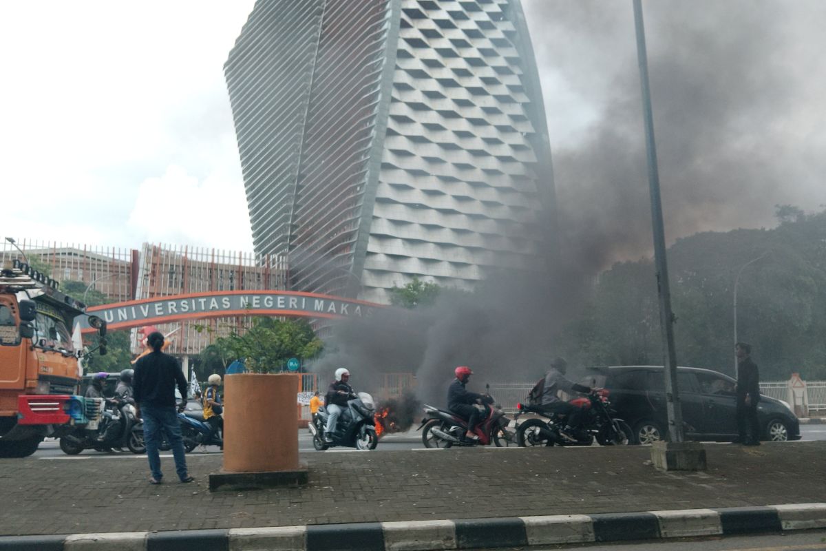 Mahasiswa di Makassar tolak pilkada lewat DPR