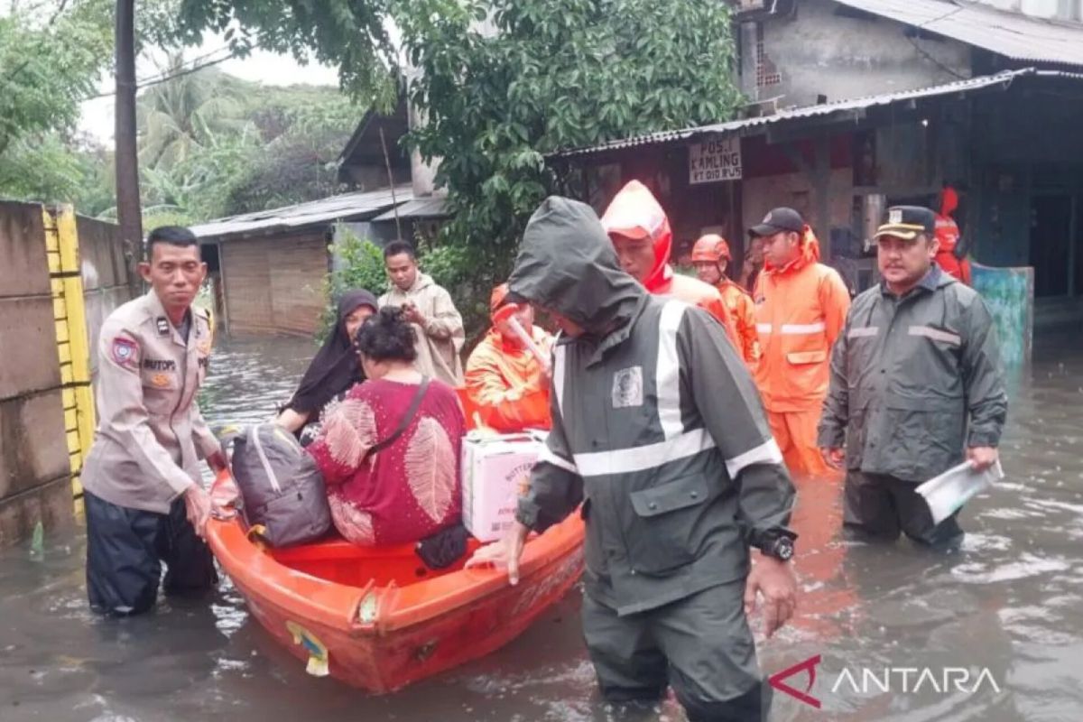 Banjir genangi satu RT dan delapan ruas jalan di Jakbar dan Jakut