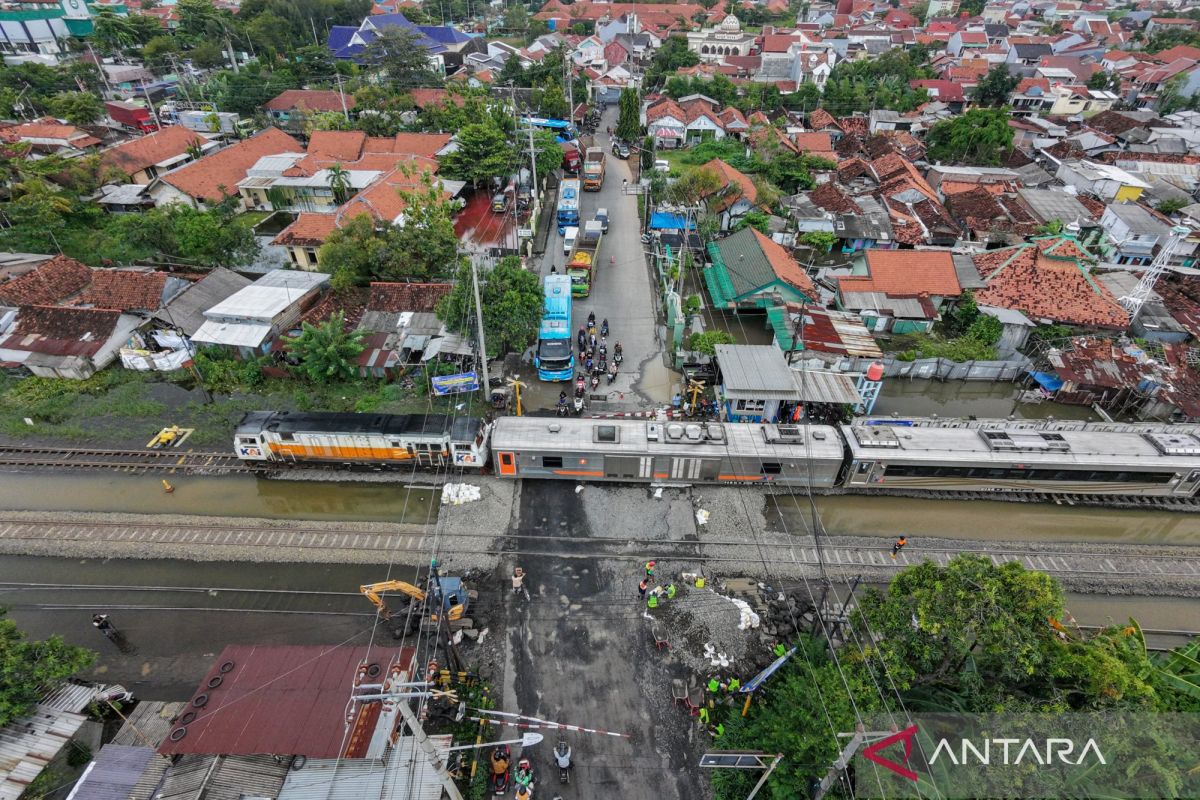 Dua perjalanan KA jalur utara masih dibatalkan imbas banjir Pekalongan