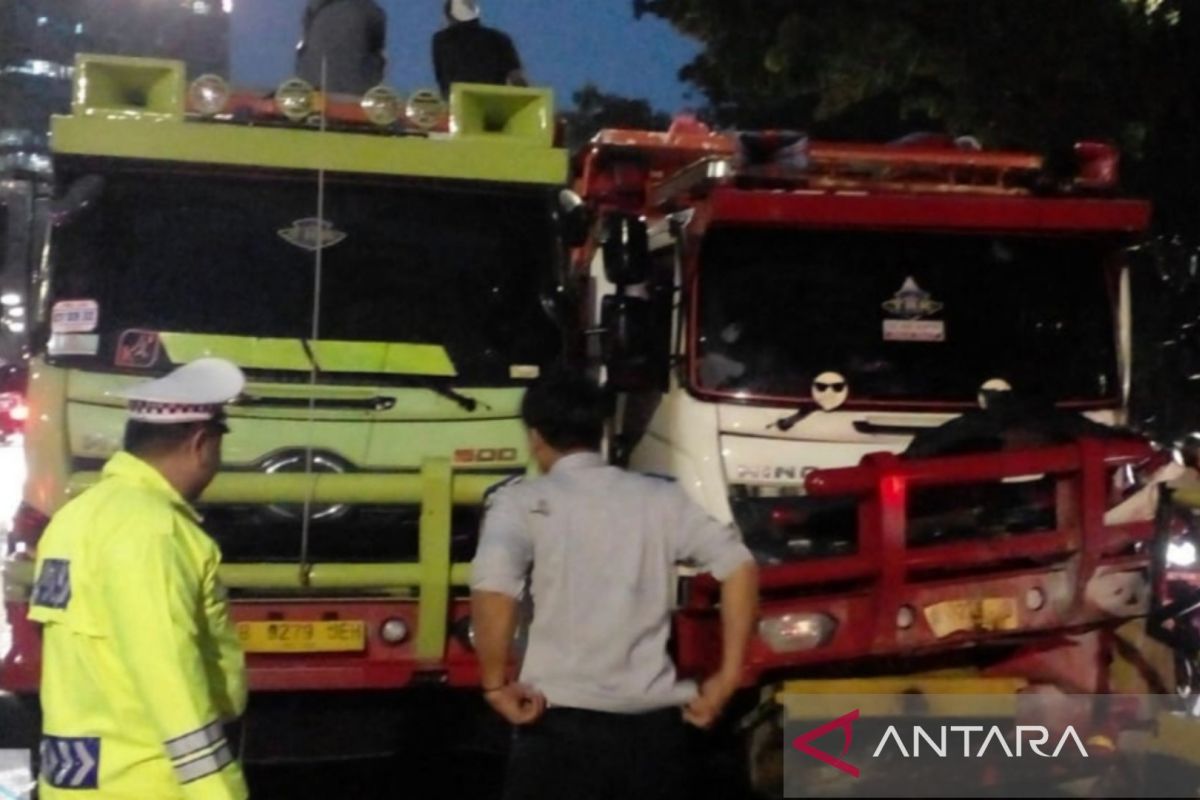 Polisi evakuasi truk yang menabrak separator Transjakarta di Tebet