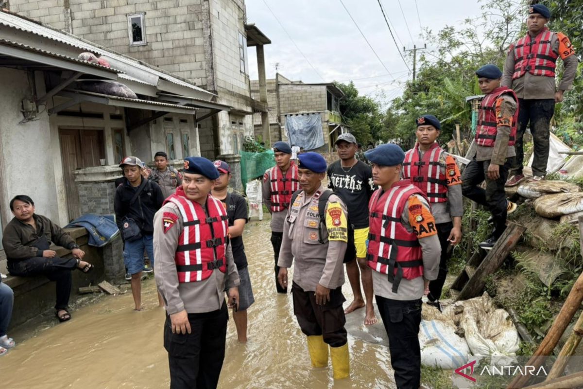 Brimob Polda Metro sigap perbaiki tanggul yang jebol di Muara Gembong