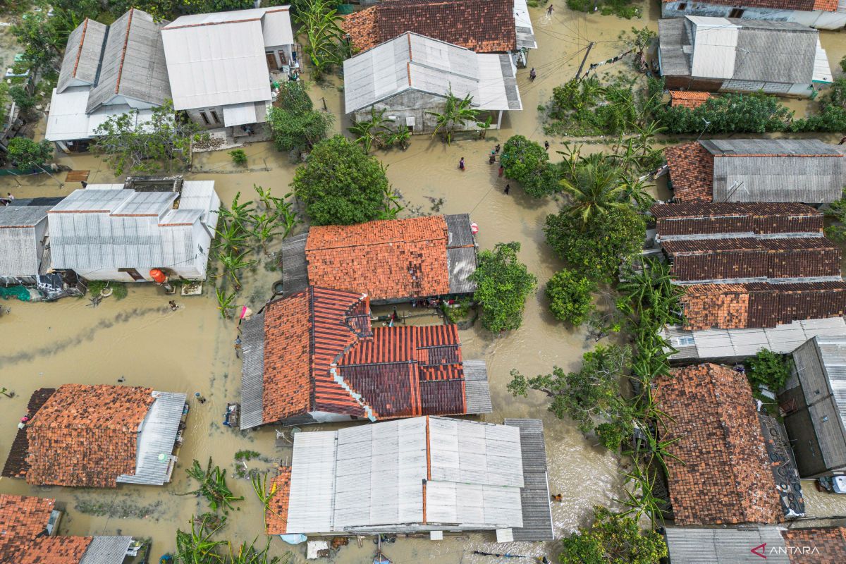 Sebanyak 17.563 KK dari 33 desa di 15 kecamatan terdampak banjir di Kabupaten Bekasi