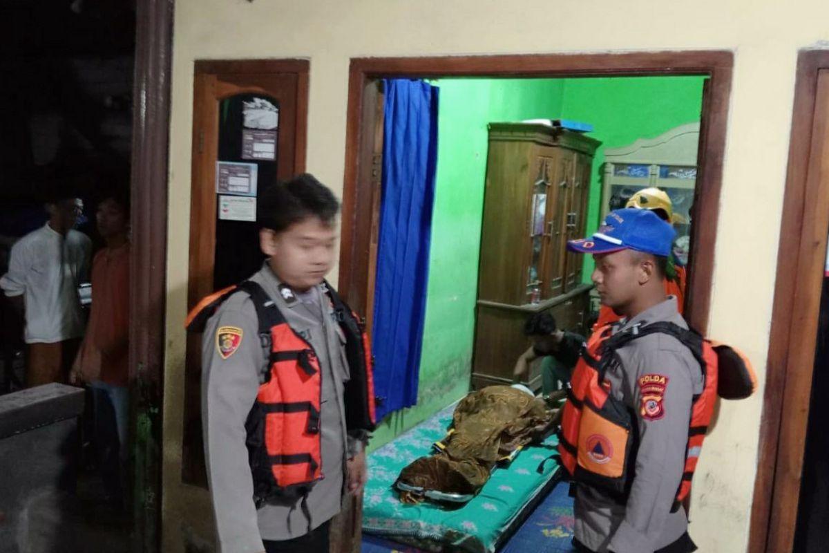 Seorang warga terdampak banjir ditemukan meninggal dunia di Karawang