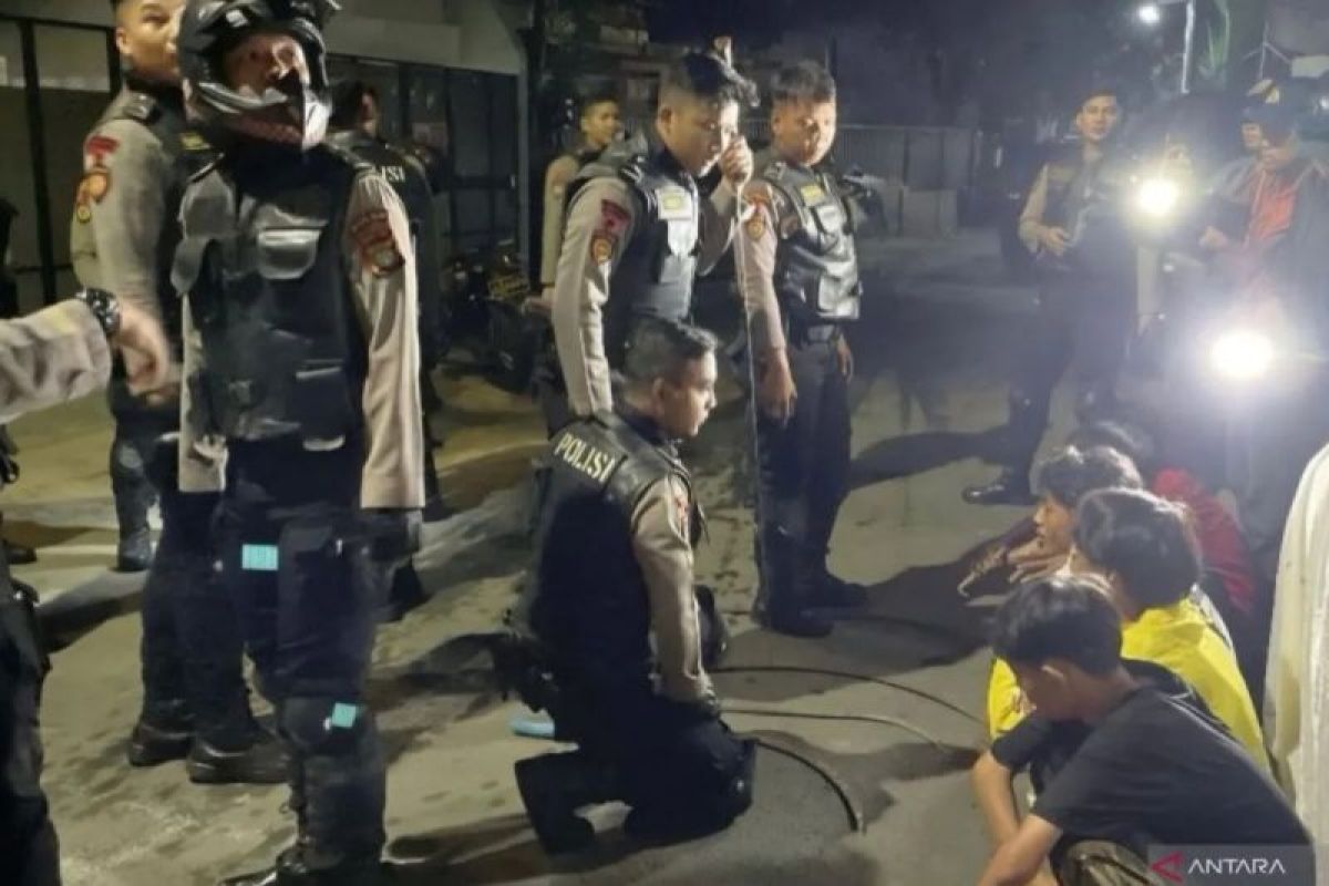 Polisi bubarkan tawuran puluhan pemuda di Jatinegara Jaktim